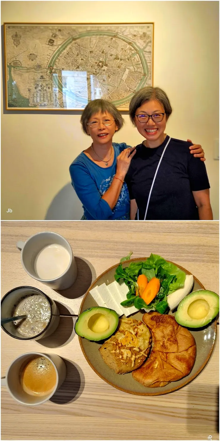 【9/3早上Jayasri來吃早餐,老婆並為她打理了帶上路的便當,同遊數日後,她即將前往倫敦與親人相聚。臨別前神姊妹倆合影留念,背後牆上掛著布魯日的古地圖,那一個圓圈是運河及古城牆。】