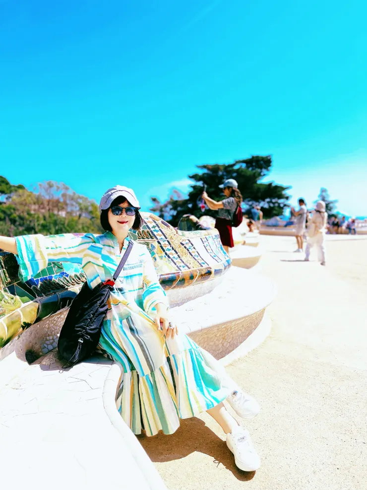 粉彩色的洋裝也意外和奎爾公園的座椅很搭