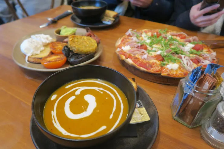 販賣漢堡、沙拉、披薩,種類蠻多的,而且不錯吃。