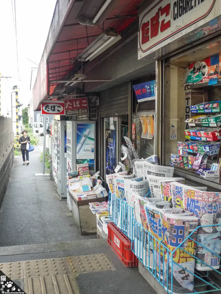 圖.遇到車站旁有一個小小的書報攤。
