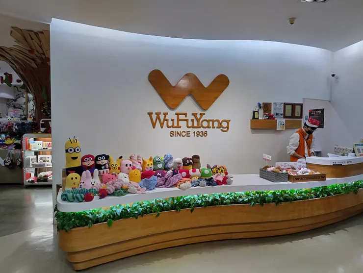 門口的娃娃還有售票處