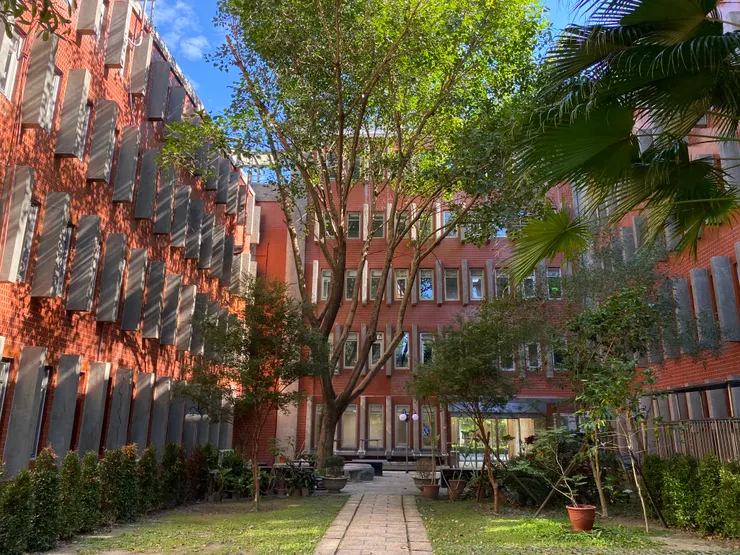 北棟與南棟圍成的庭園空間