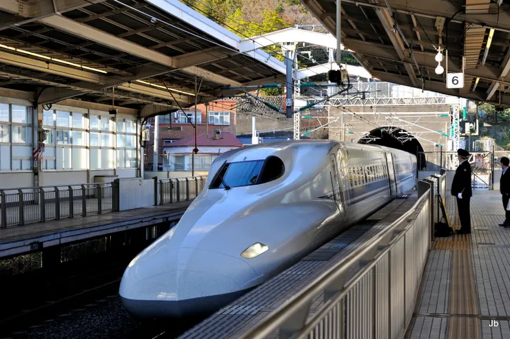 熱海駅新幹線進站