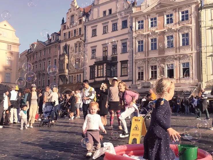 坐在比利時的廣場看著這畫面許久，很喜歡大家追著泡泡跑 / 隅光攝影