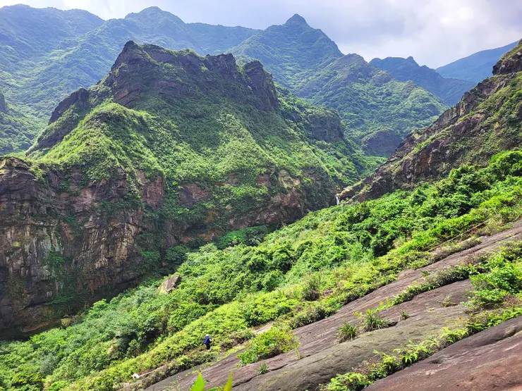10:00扺達大鬼瀑布叉路，有山友正在拉繩陡降溪谷（不取，先由水管路至小鬼瀑布）