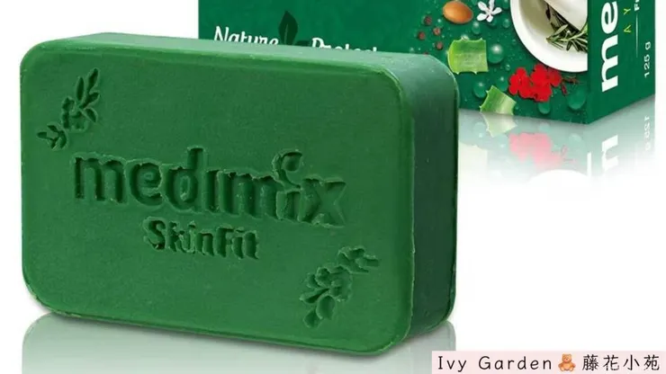 深綠草本款清潔力強，適合背痘肌使用