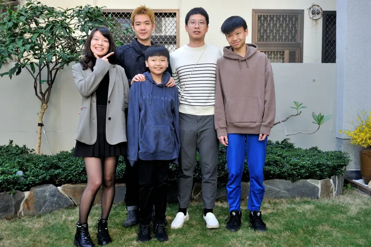 【凝結流光年初一循例全家大合照 歲月推移無聲就在當下盡情歡笑！家族第3代的孩子們，缺3個志在四海的女孩兒。】