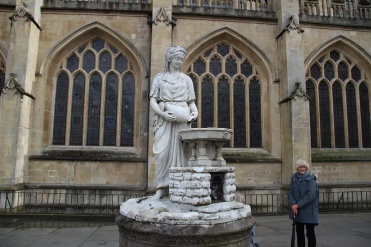 巴斯修道院外的雕像