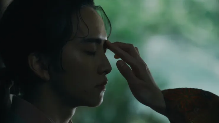 輕點眉間的溫度,是母親最深切的祝福