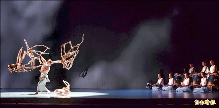 優人穿梭枯木間,猶如庖丁運刀遊走骨肉間。(圖片來源:https://art.ltn.com.tw/article/paper/1606026)