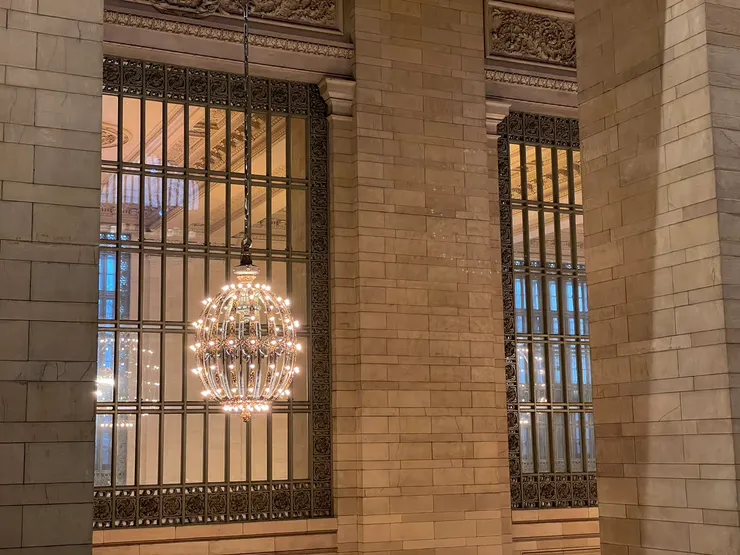 站內很多華麗的吊燈