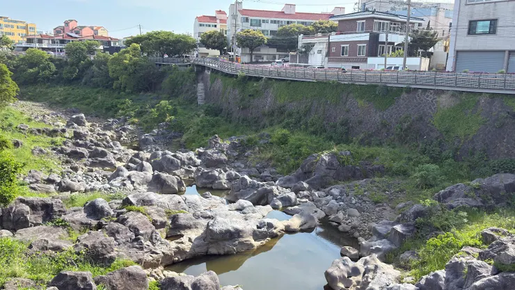 住宿飯店附近就是龍淵峽谷上游