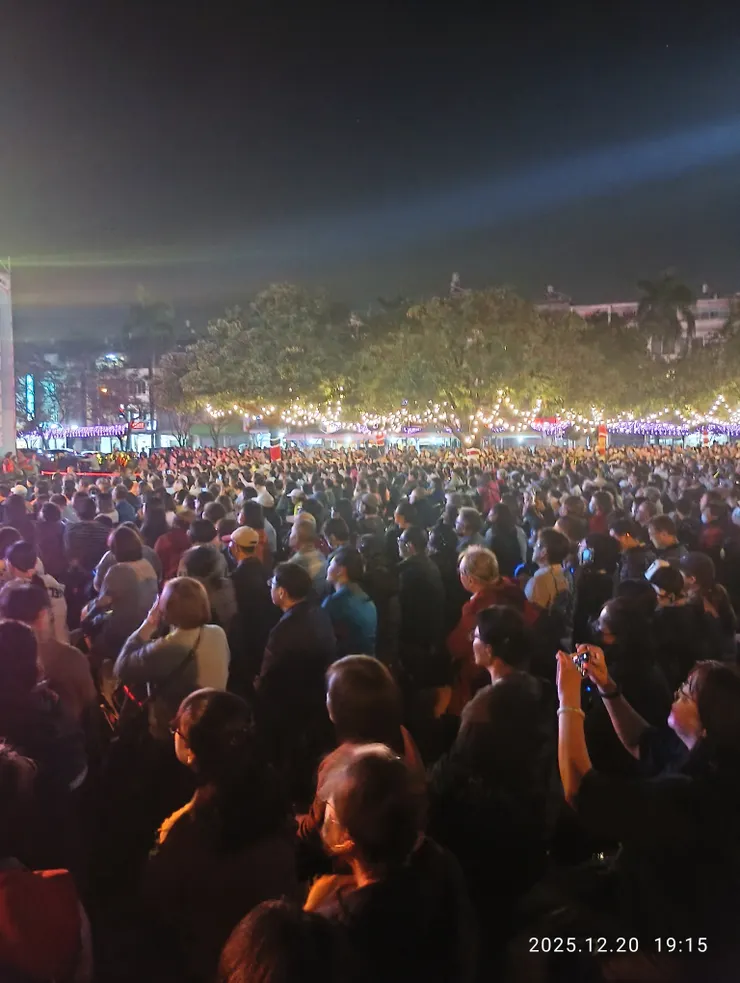 真也天憐幸！晨雨至午后漸停，晚間千禧公園人滿