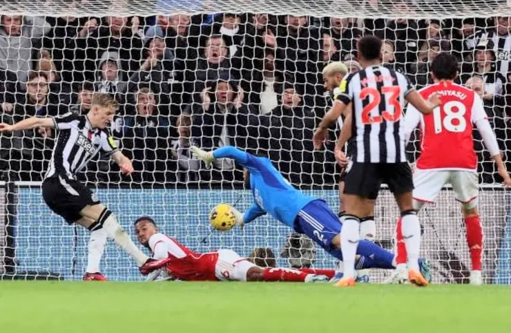 門將拉也左飛右撲力保不失