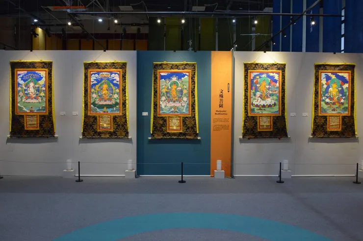 以綵緞裝裱的唐卡(照片取自展覽活動官網)