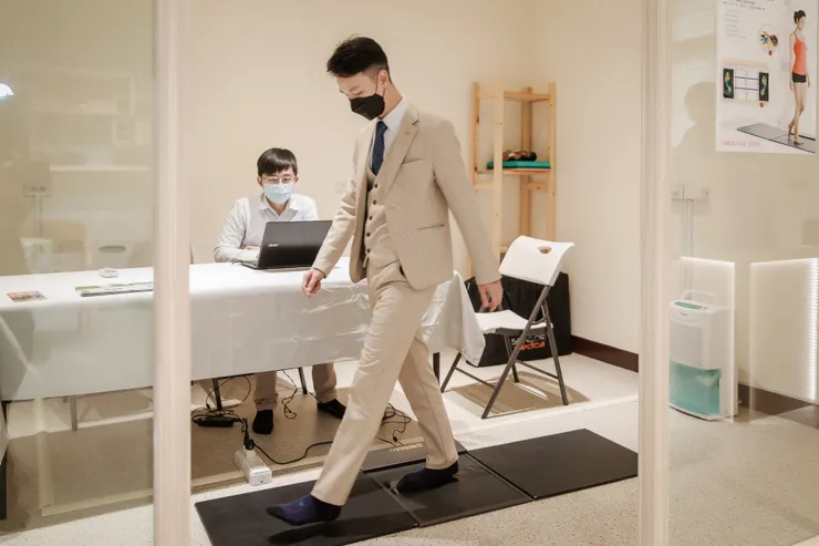 專業的足壓分析師能製作客製化鞋墊緩解足底壓力