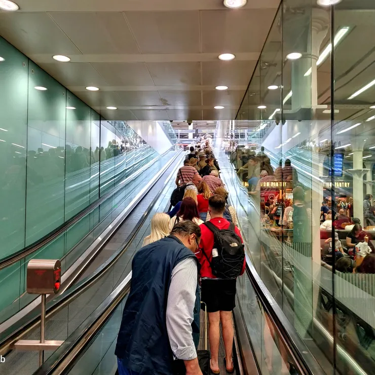 【可以登機了...呃！是登車，乘電扶梯上月台。】