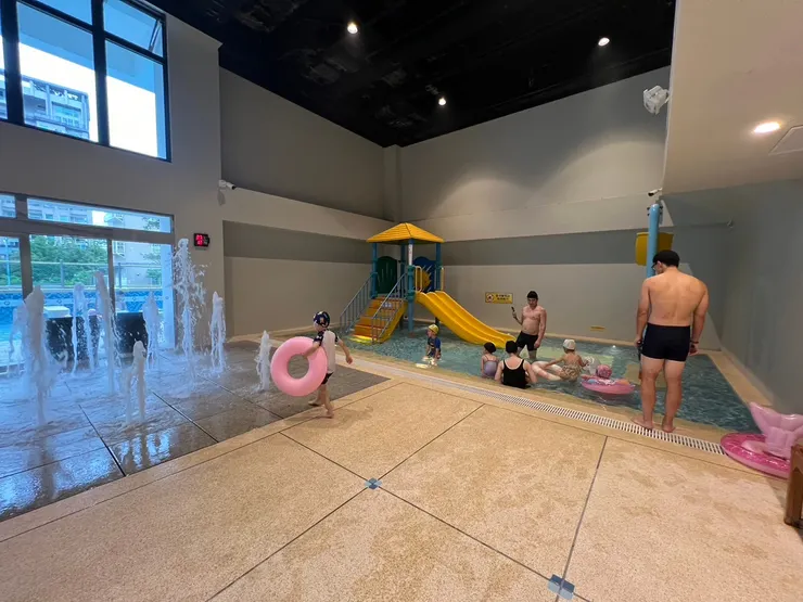 兒童遊戲區，雖然很簡單，但小孩們還是玩瘋，有水舞地板很加分耶！！小孩超～～愛！！現場還有充氣機，所以有帶游泳圈等配件不用傻傻自己在房間吹唷！（我就吹到嘴酸QAQ）