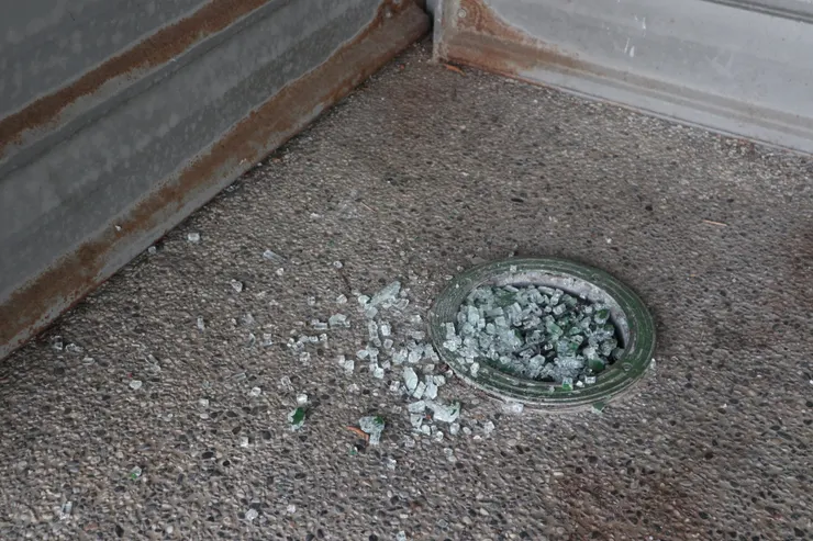 被石頭砸碎的地燈玻璃