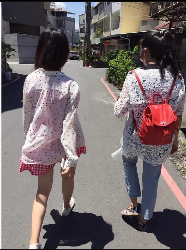 被Boss和同事好朋友整完之後一起走路去吃生日餐🍽️