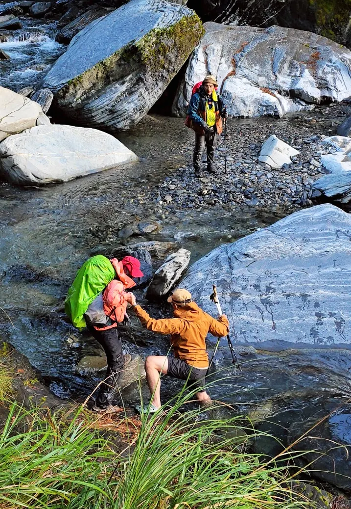 ▲扺達中央尖溪，找不到適合的越溪點，巧遇友隊小虎領隊正在勘查明日上中央尖溪路線，熱心協助我們過溪，終於在下午5點半安全抵達中央尖溪山屋。