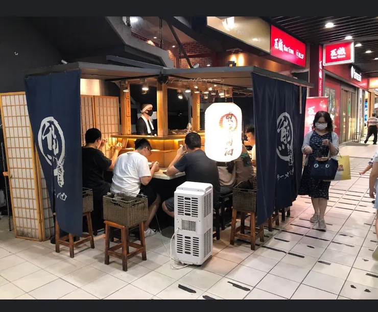 非室內用餐環境雖然有點炎熱 但大家仍然排隊等著吃上一碗好吃的拉麵
