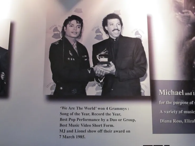 牆上除了照片，還有介紹。(慢慢看完要很久。)