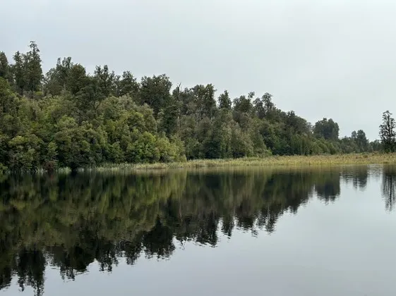 馬松森湖倒影美景,其實不只漣漪,連庫克山都被烏雲擋住了