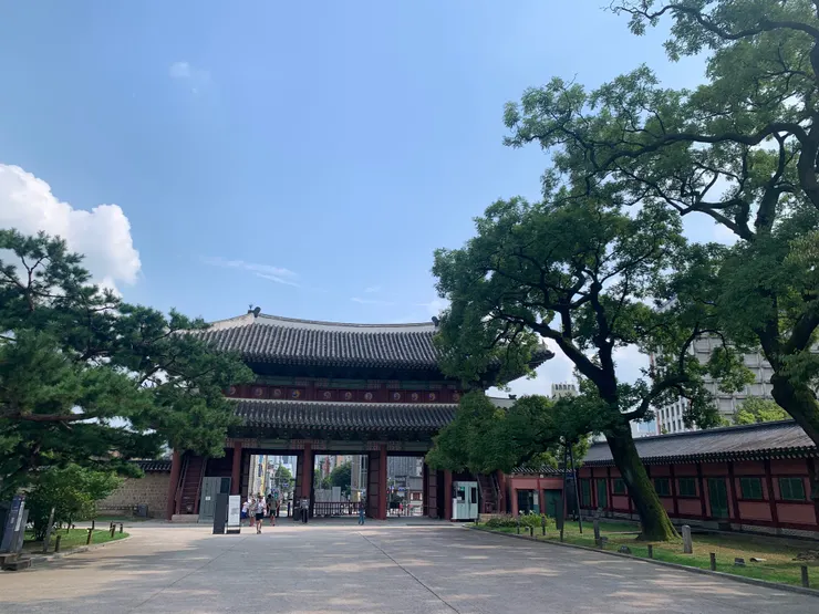 昌慶宮，直接於入園閘門感應器，刷Tmoney、WowPass、一般信用卡，即可入園。方便，跟木柵動物園一樣。