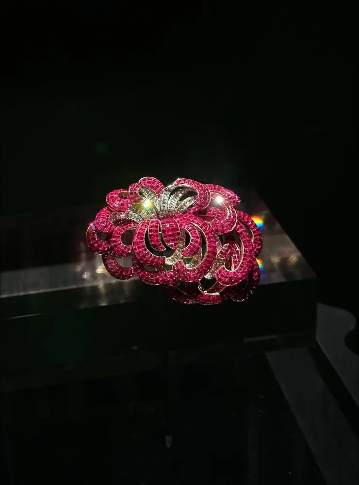 初次認識隱密式鑲嵌工藝，一顆顆珠寶打磨嵌入，超需要時間與耐心，知道技法的困難再來看這些珠寶感受完全不同了