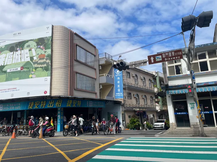 出福隆後過馬路直走,右手邊有兩間租車店