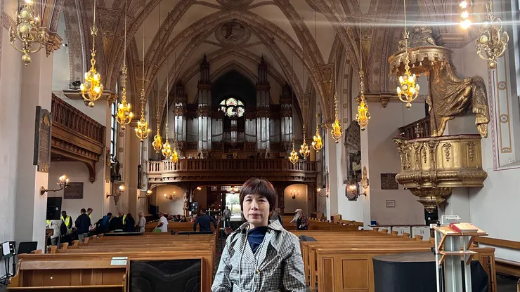 當日發放物資可入內，與管風琴合照。