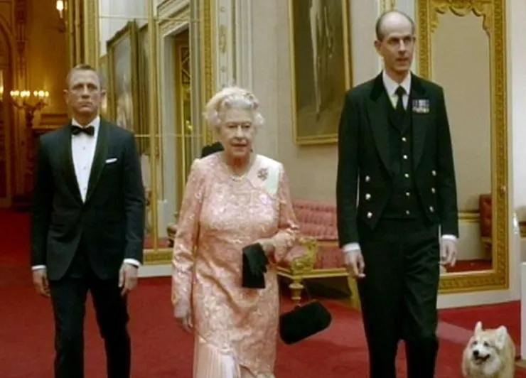 2012倫敦奧運開幕短片,女王與龐德