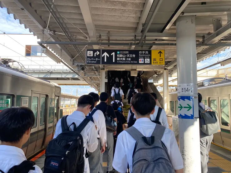 到了JR紀伊田邊站，跟著通學的孩子們一起出站