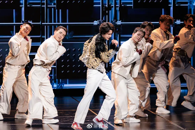 舞台上的王一博,自然、愉悅、好看。而這些伴舞,怎地個個面目猙獰?看得我不禁哈哈大笑!