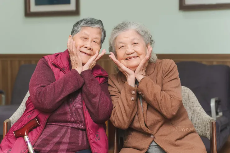 秀妹阿嬤(左)與小太陽阿嬤兩人是日照中心的好朋友。