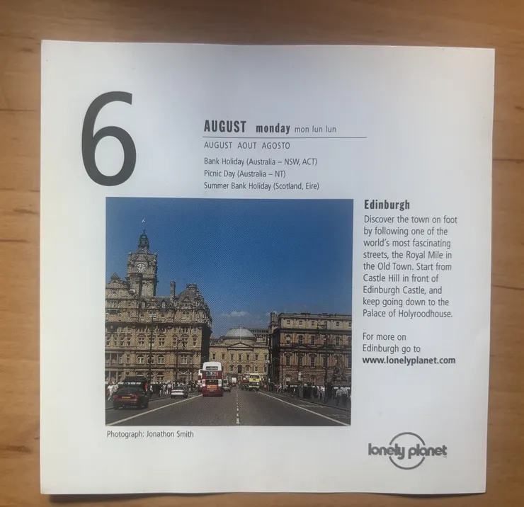 旅遊主題的翻頁日曆，每一頁都帶我走進不同的風景與故事。