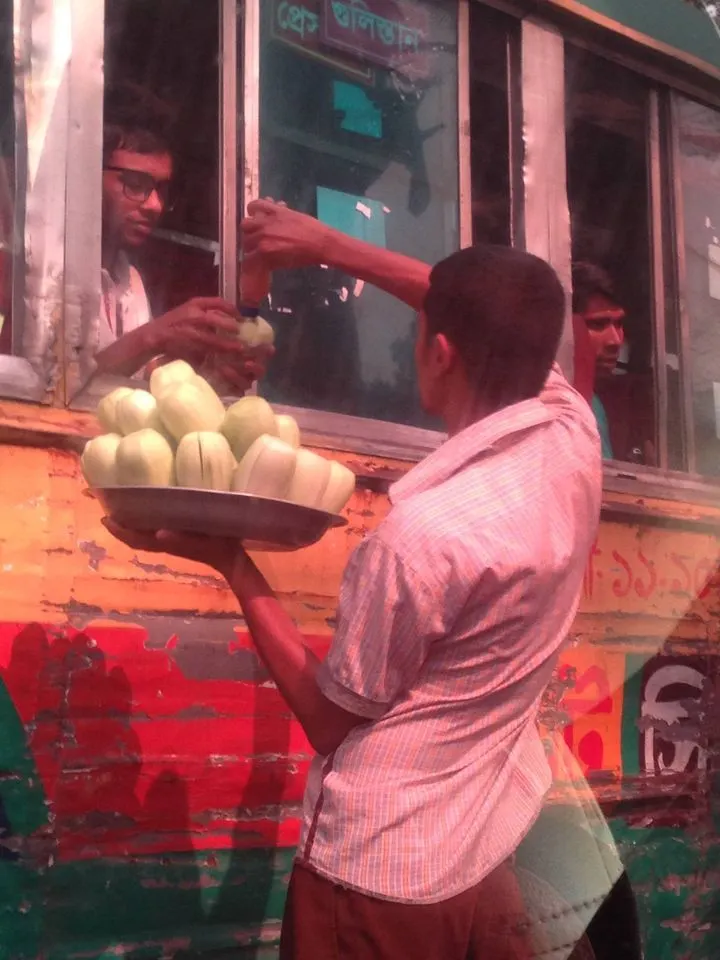 孟加拉人貧富差距大,沒有家庭背景沒有受過大學教育的人 只能靠勞力