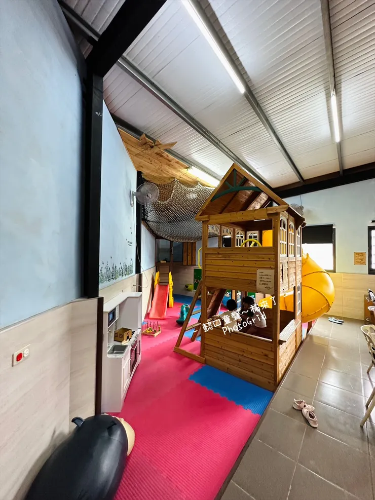 室內幼兒溜滑梯區