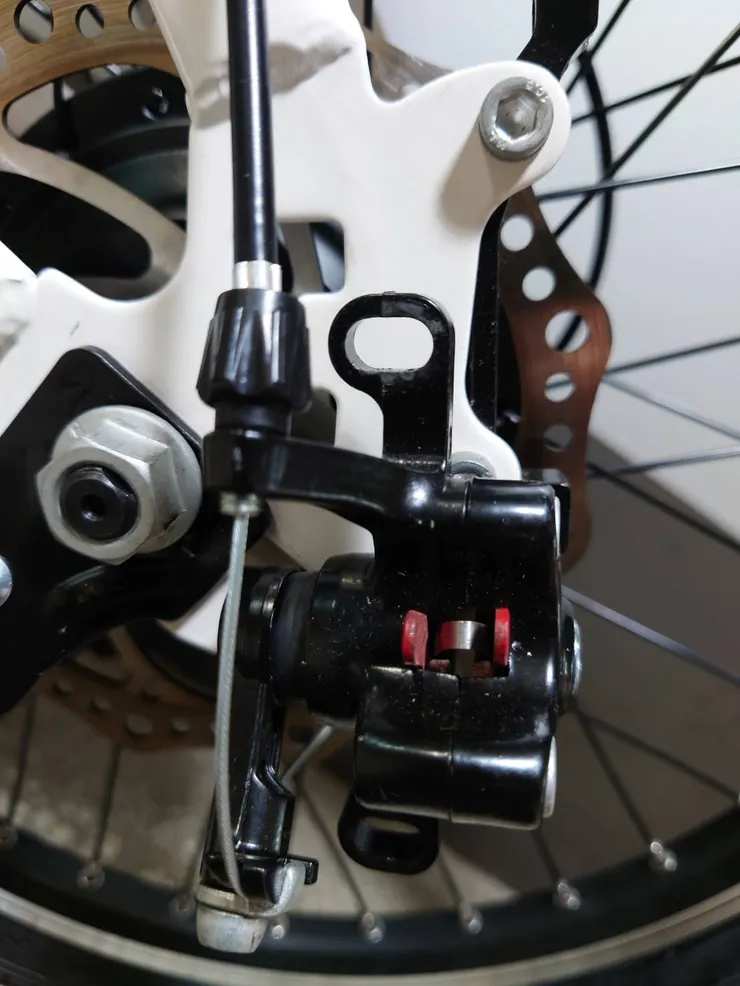 碟煞卡鉗位置調整用的長溝設計