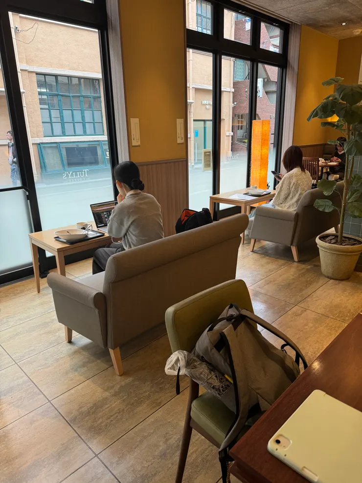 面對街道的沙發座位