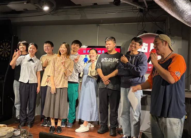 謝謝今晚一起快樂講講話的同學們，我是中間的藍色長裙