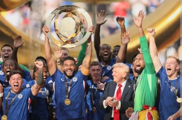 車路士隊長列斯占士高舉世界冠軍球會盃