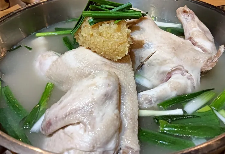 韓國料理＂一隻雞＂以全雞加入馬鈴薯、年糕、蔥段等配料燉煮，是韓國著名的小吃，現在墨爾本也吃得到！（圖源／作者提供）