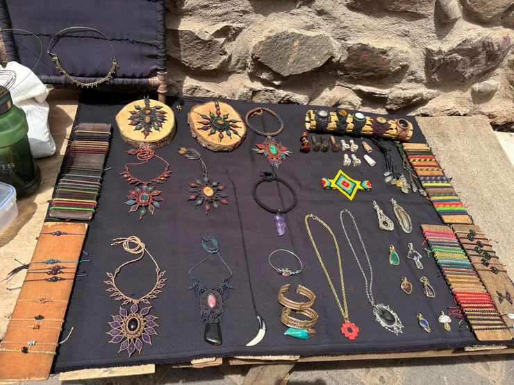 他說這是以當地的編織方式融合礦石所做成的飾品，也是他喜歡的創作方式。