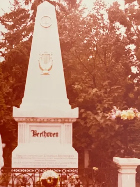 貝多芬的墓碑，一幀褪了色的舊照片。