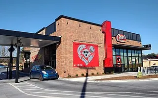 主攻郊區 drive-thru 點位，也進駐機場、體育場、商圈取消傳統店規