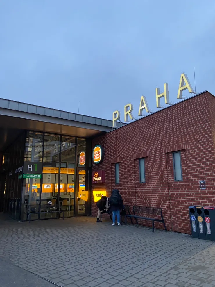 客運總站的外觀，一樣乾乾淨淨