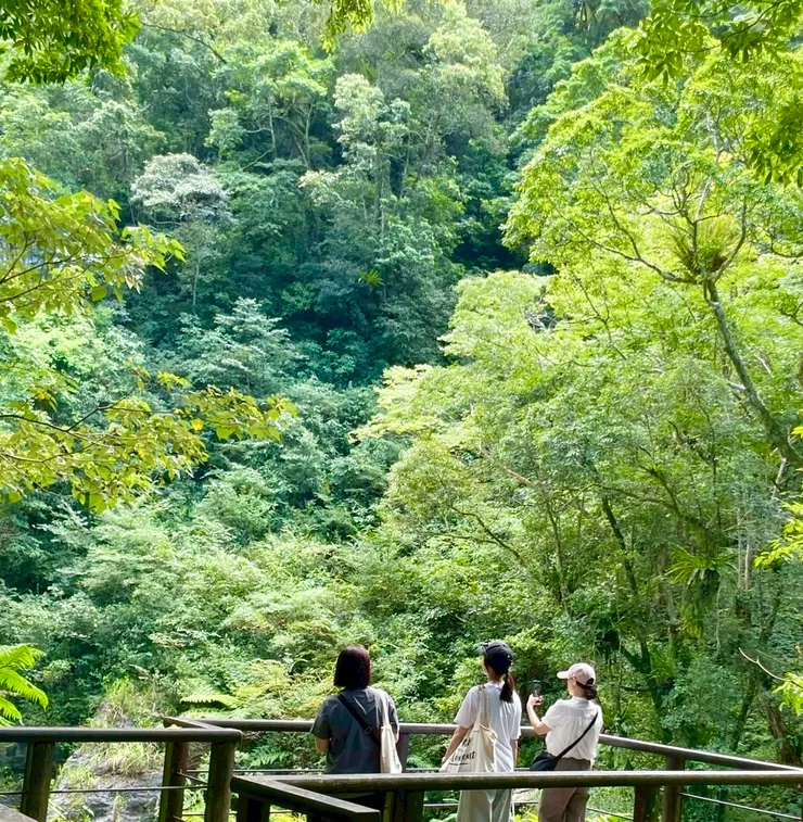 這邊是中段的景觀台,和朋友們在觀賞流過腳邊的湍急水流。