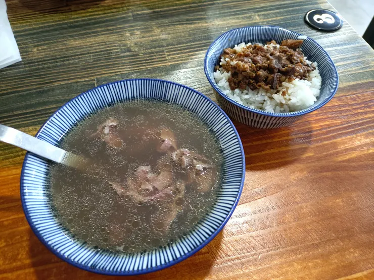 牛肉湯和牛肉燥飯